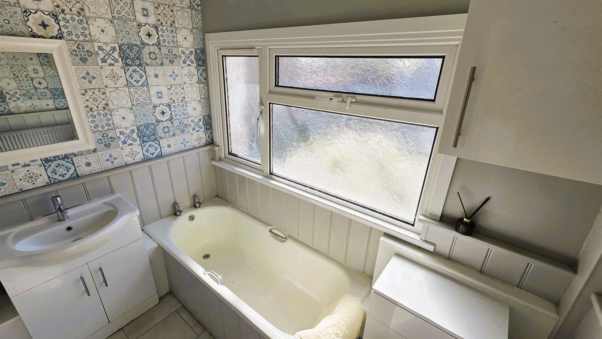 Swansea Road, Llanelli, SA15 3BJ